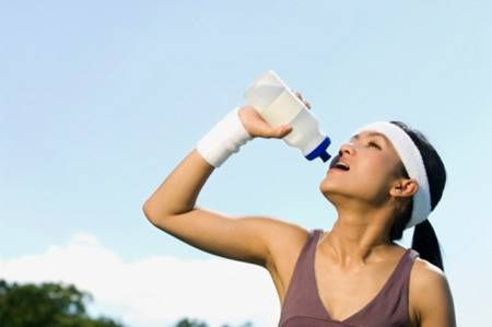 Uống nước đúng cách khi chơi thể thao nuoc uong khi choi the thao